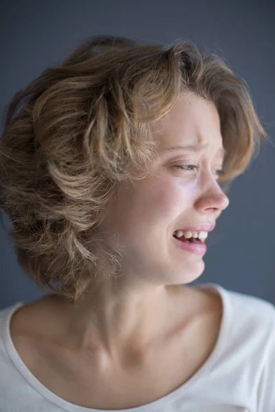 Retrato Una Dama Llorando Histéricamente Asustada Mirando Lado Aislada — Foto de Stock