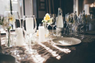 Tablo ayarı, şarap cam, pastel yaz sesleri şenlikli iç, Masa süsleme, çiçek, düğün