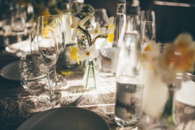 Tablo üzerinde bir ortamda akşam yemeği için Restoran gün batımı