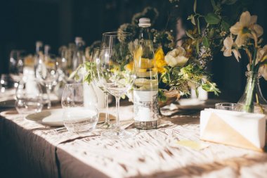 Düğün Ziyafet. Konuklar, mumlar ve çiçekler, dekore edilmiş için tablo çatal ve çanak çömlek ile servis ve bir masa örtüsü ile kaplı