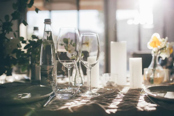 Dishware batımında masada çiçek dekorasyonu ile. Tablo ayarı, şarap cam, pastel yaz sesleri şenlikli iç, Masa süsleme, çiçek, düğün