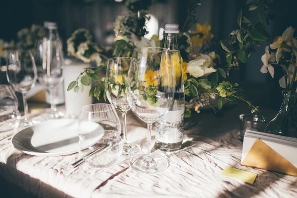 Tablo ayarı, şarap cam, pastel yaz sesleri şenlikli iç, Masa süsleme, çiçek, düğün