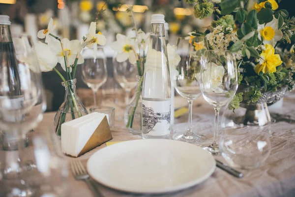 Güzel hizmet düğün masa dekor olarak mum, çiçek aranjmanları ile. Ziyafet yemeği. Şarap, gözlük, su