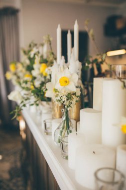 Restoran iç çiçek ve mum dekorasyon