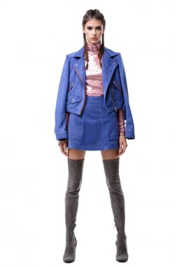 Güzel Bayan çizmeler beyaz zemin üzerine mavi süet etek ve ceket ve pembe top payetler ve knee yüksek ayakta