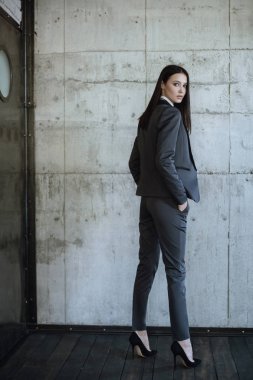 Klasik beyaz ve Mavi takım elbise ve beyaz gömlek duran iki güzel Bayan