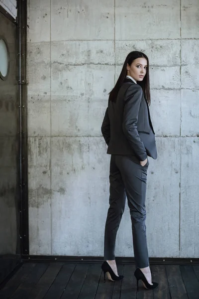 Klasik beyaz ve Mavi takım elbise ve beyaz gömlek duran iki güzel Bayan