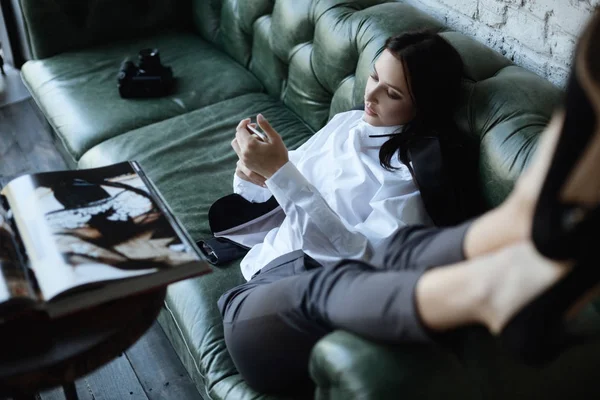 Klasik beyaz ve Mavi takım elbise ve beyaz gömlek duran iki güzel Bayan