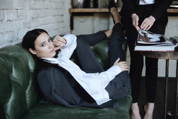 Klasik beyaz ve Mavi takım elbise ve beyaz gömlek duran iki güzel Bayan