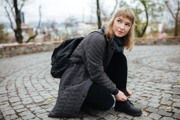 Portret Pięknej Dziewczyny Blond Włosy Starannie Patrząc Bok Ulicy Sznurowadeł — Zdjęcie stockowe