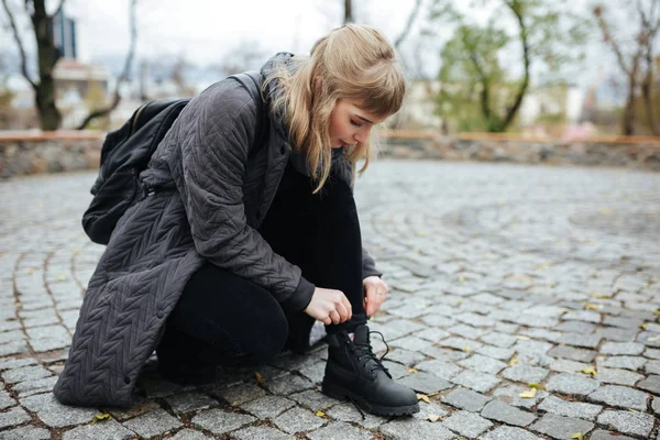 Zbliżenie Zdjęcie Pięknej Dziewczyny Blond Włosy Pochylił Się Ulicy Sznurowadeł — Zdjęcie stockowe