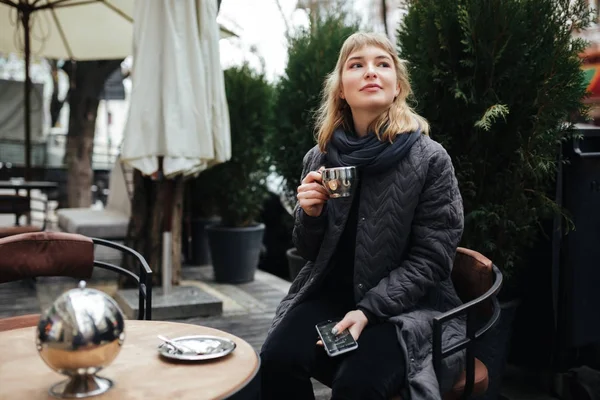 Закрыть Фотографию Красивой Дамы Сидящей Столом Улице Пьющей Кофе — стоковое фото
