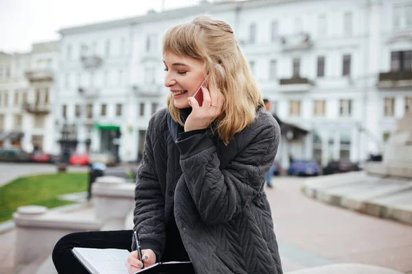 Portrét Šťastná Dáma Blond Vlasy Její Mobil Notebookem Ruce Ulici — Stock fotografie