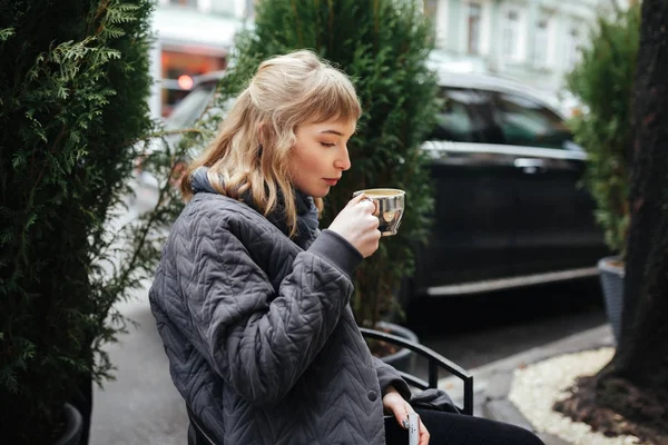 Portret Pięknej Pani Blond Włosów Siedzi Pije Kawę Ulicy Miasta — Zdjęcie stockowe