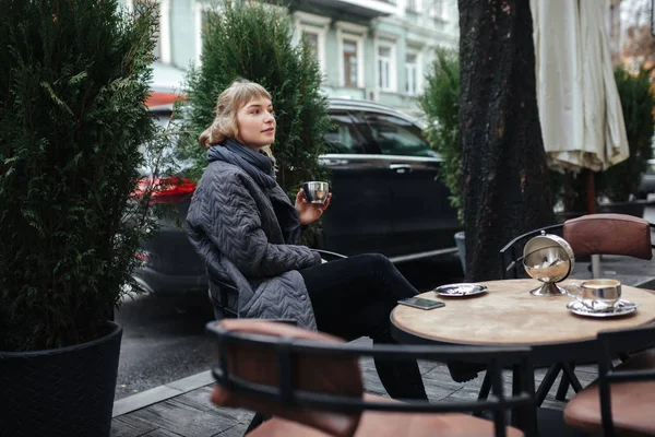 Portret Pięknej Pani Blond Włosy Siedząc Filiżanką Kawy Ręku Sennie — Zdjęcie stockowe