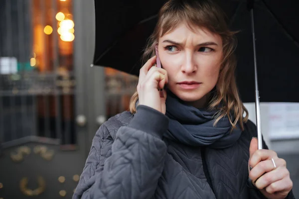Retrato Una Mujer Pie Calle Con Paraguas Negro Hablando Teléfono —  Fotos de Stock