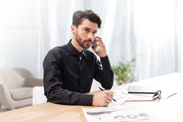 Retrato Jovem Com Cabelos Escuros Barba Sentado Mesa Escritório Falando — Fotografia de Stock