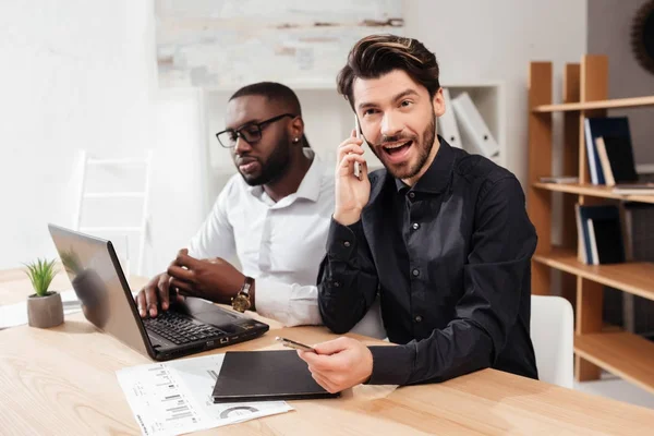 Retrato Del Hombre Negocios Feliz Sentado Mesa Hablando Teléfono Celular — Foto de Stock