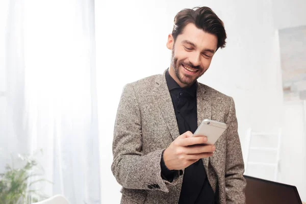 Retrato Joven Hombre Negocios Sonriente Camisa Negra Jaket Pie Felizmente — Foto de Stock