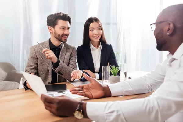 Retrato Empresários Empresárias Multinacionais Sorridentes Sentados Mesa Discutindo Novo Projeto — Fotografia de Stock