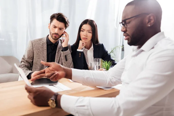 Porträtt Tankeväckande Multinationella Affärsmän Och Affärskvinna Sitter Vid Bordet Och — Stockfoto