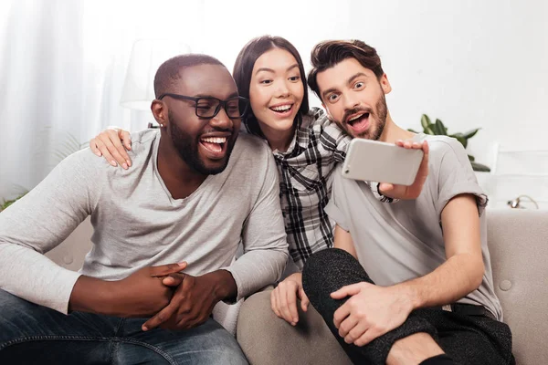 Portrait Three Smiling Friends Sitting Chairs Home Taking Cute Photos — Stock Photo, Image