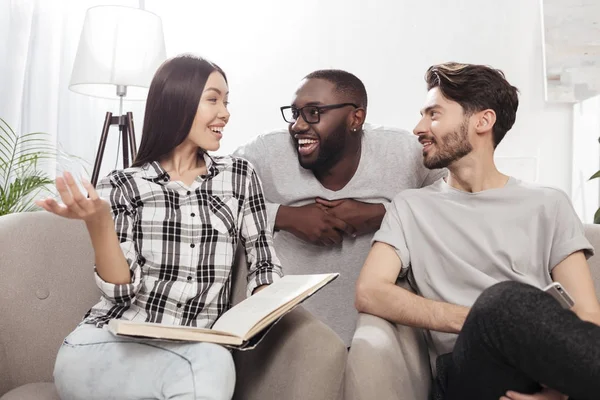 Retrato Tres Jóvenes Amigos Sentados Sillas Casa Felizmente Discutiendo Algo —  Fotos de Stock