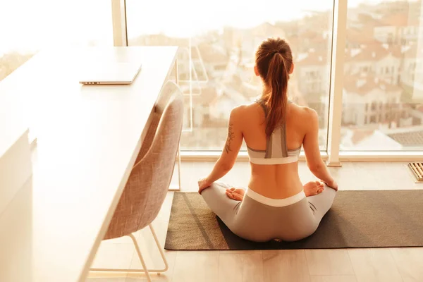 Ung Vacker Dam Sitter Lotus Pose Yogamattan Och Mediterar Nära — Stockfoto