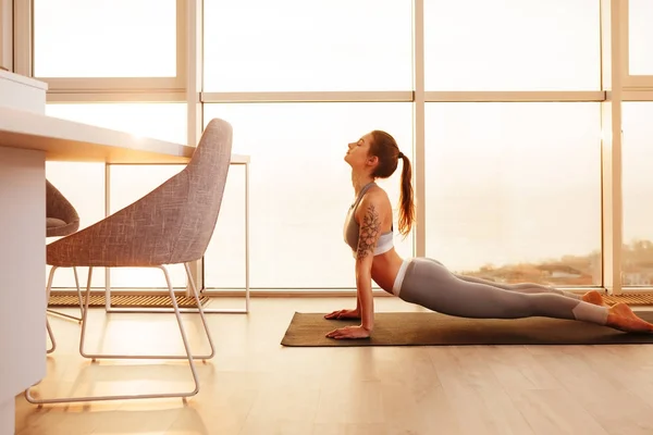 Hübsche Dame Sportlichem Top Und Leggings Praktiziert Yoga Auf Yogamatte — Stockfoto