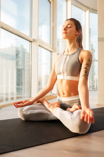 Porträtt Omtänksam Dam Sportig Topp Och Leggings Sitter Lotus Pose — Stockfoto