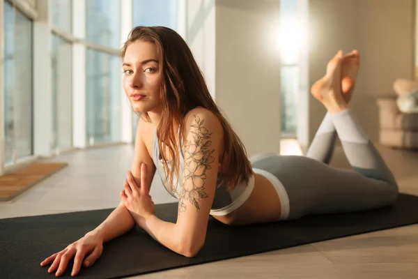 Retrato Hermosa Dama Top Deportivo Polainas Tumbadas Esterilla Yoga Mirando — Foto de Stock