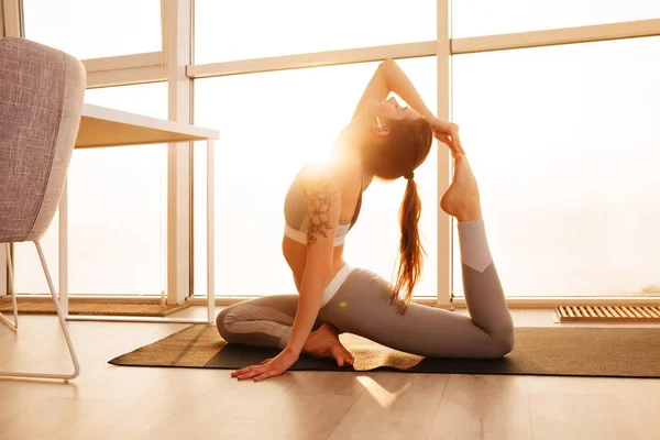 Portrett Ung Pen Dame Sportslig Topp Bukser Sittende Trene Yoga stockbilde