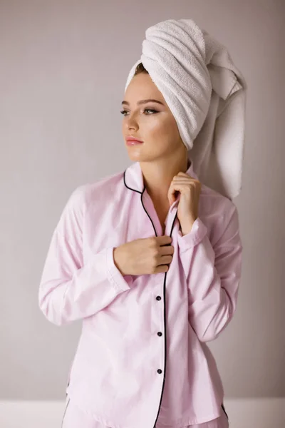 Портрет Красивой Женщины Розовой Сонной Одежде Стоящей Полотенцем Голове Мечтательно — стоковое фото