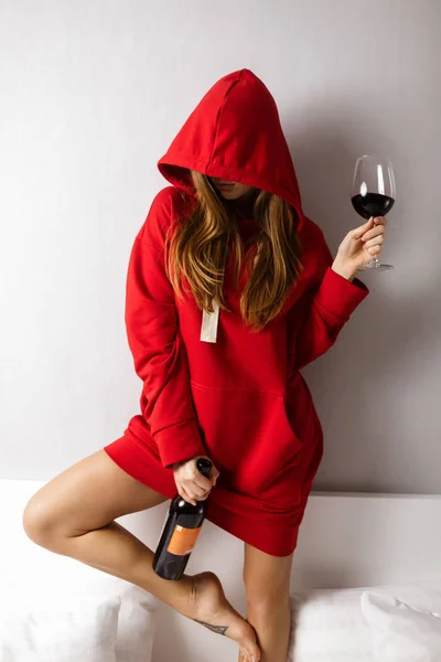 Retrato Joven Dama Con Capucha Roja Pie Cama Sosteniendo Botella — Foto de Stock