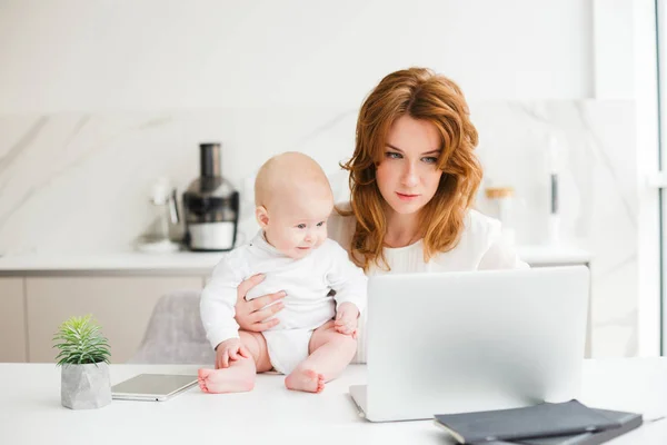 Ung Vacker Affärskvinna Sitter Vid Bordet Och Arbetar Bärbar Dator — Stockfoto