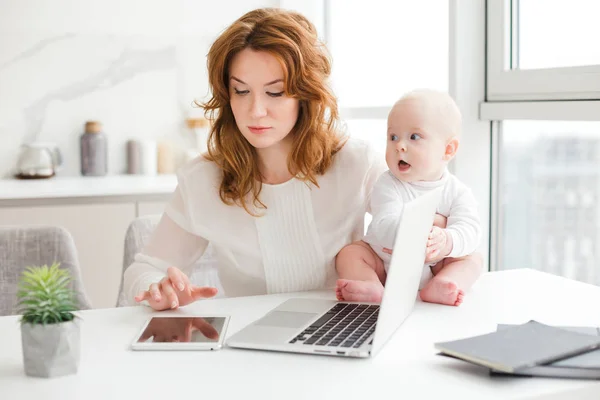 Joven Mujer Negocios Sentada Mesa Trabajando Tableta Portátil Mientras Sostiene — Foto de Stock