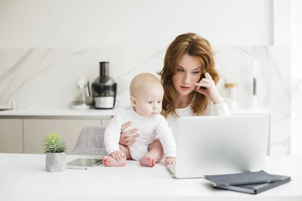 Porträtt Tankeväckande Affärskvinna Sitter Vid Bordet Och Arbetar Bärbar Dator — Stockfoto