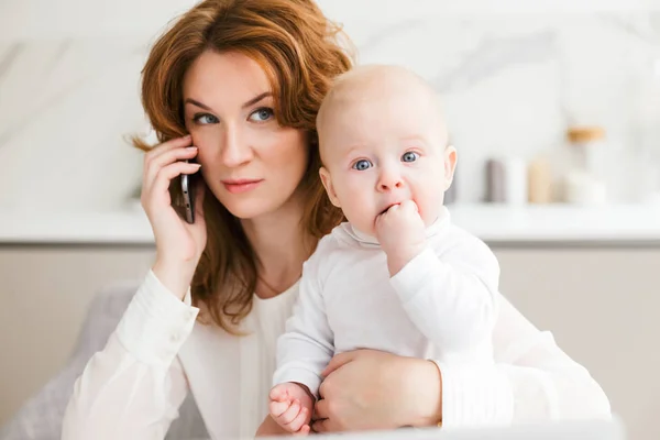 Porträtt Tankeväckande Business Kvinna Sitter Och Pratar Hennes Mobiltelefon Medan — Stockfoto