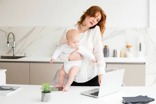 Retrato Mujer Negocios Pie Con Pequeño Bebé Mano Hablando Teléfono — Foto de Stock