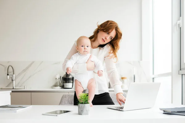 Retrato Mulher Negócios Com Seu Bebê Mão Falando Seu Celular — Fotografia de Stock