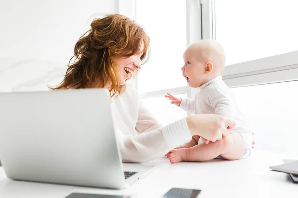 Portrait Beautiful Smiling Mother Sitting Happily Looking Her Cute Little — Stock Photo, Image