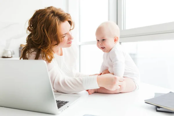 Gyönyörű Anya Ült Álmodozva Nézett Boldog Kis Baba Laptop Közelében — Stock Fotó