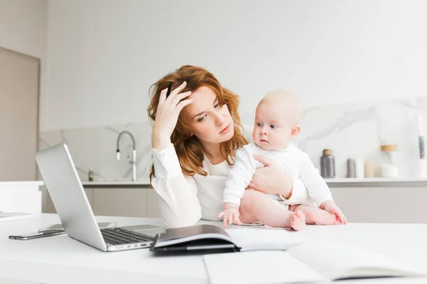 Porträtt Tankeväckande Affärskvinna Hålla Hennes Lilla Bebis Medan Sitter Vid — Stockfoto