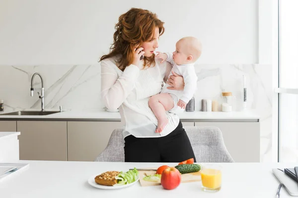 Porträtt Omtänksamma Mor Stå Och Hålla Hennes Söta Lilla Bebis — Stockfoto