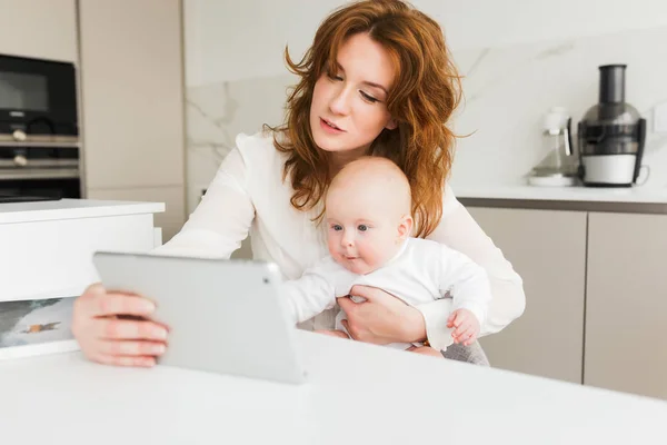 Porträtt Vacker Kvinna Sitta Och Hålla Hennes Lilla Bebis Hand — Stockfoto