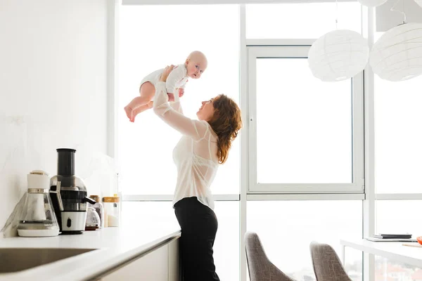 Vackra Leende Kvinna Står Och Håller Hennes Söta Lilla Baby — Stockfoto