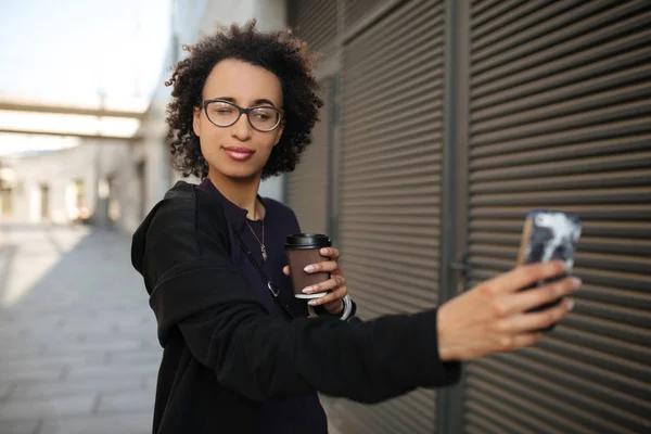 Veselá Africká Americká Dívka Pořizování Selfie Pití Odnést Kávu Ulici — Stock fotografie
