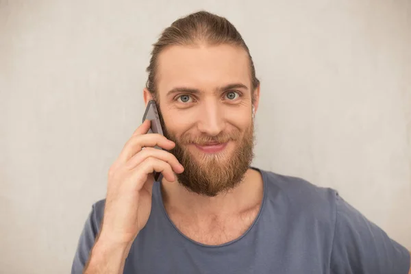 Portrate Young Man Beard Standing Talking His Cellphone While Happily — Stock Photo, Image