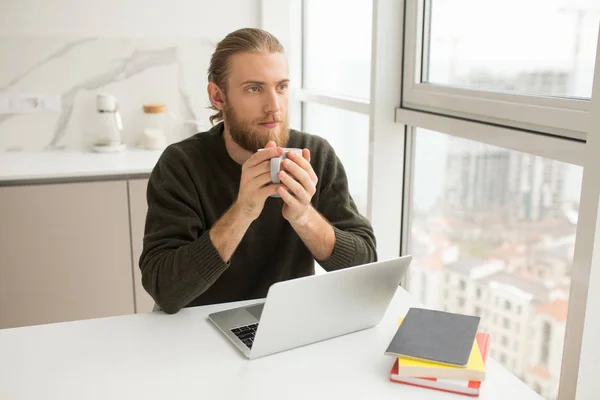 Retrato Del Joven Sentado Mesa Con Taza Mano Ordenador Portátil — Foto de Stock