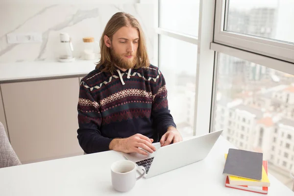 Retrato Hombre Joven Suéter Sentado Mesa Con Taza Trabajando Ordenador — Foto de Stock